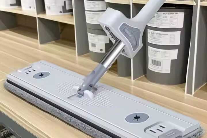 Efficient self-wringing microfiber flat mop with rotating head (3) Hands-free 360-degree microfiber flat mop for home and commercial use