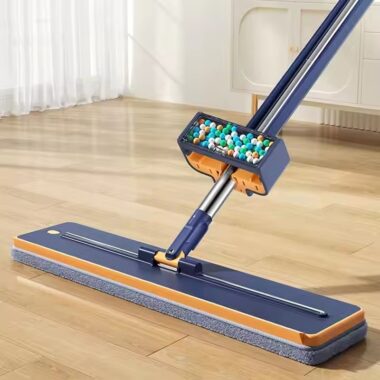 Hands-free flat mop with 360° rotation and self-cleaning bucket