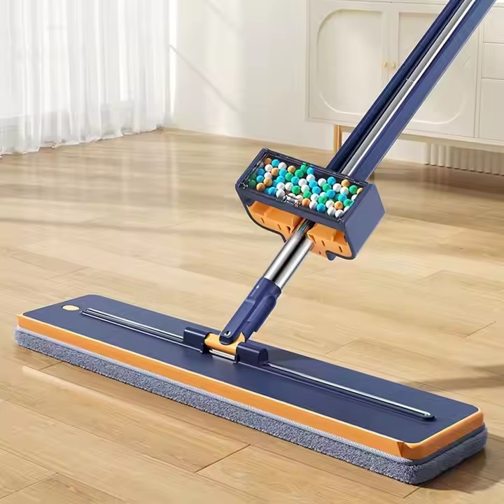 Hands-free flat mop with 360° rotation and self-cleaning bucket