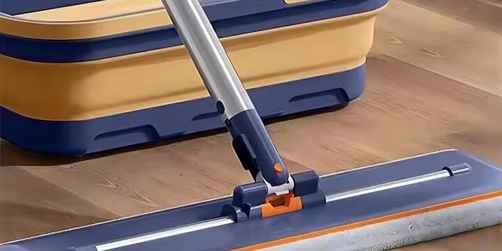 Hands-free flat mop with 360° rotation and self-cleaning bucket